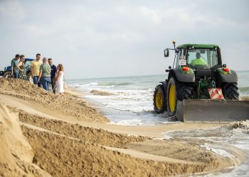 La Diputación de Valencia nivela el escalón de arena de la playa de Motilla para garantizar un acceso seguro