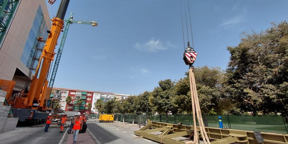 La Ciudad de la Justicia de Alicante culmina un hito clave con la instalación de dos vigas de 33 toneladas
