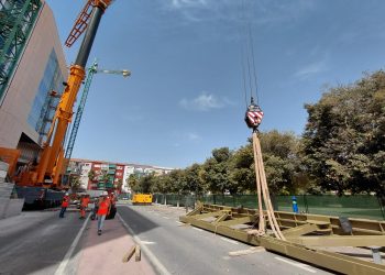 La Ciudad de la Justicia de Alicante culmina un hito clave con la instalación de dos vigas de 33 toneladas