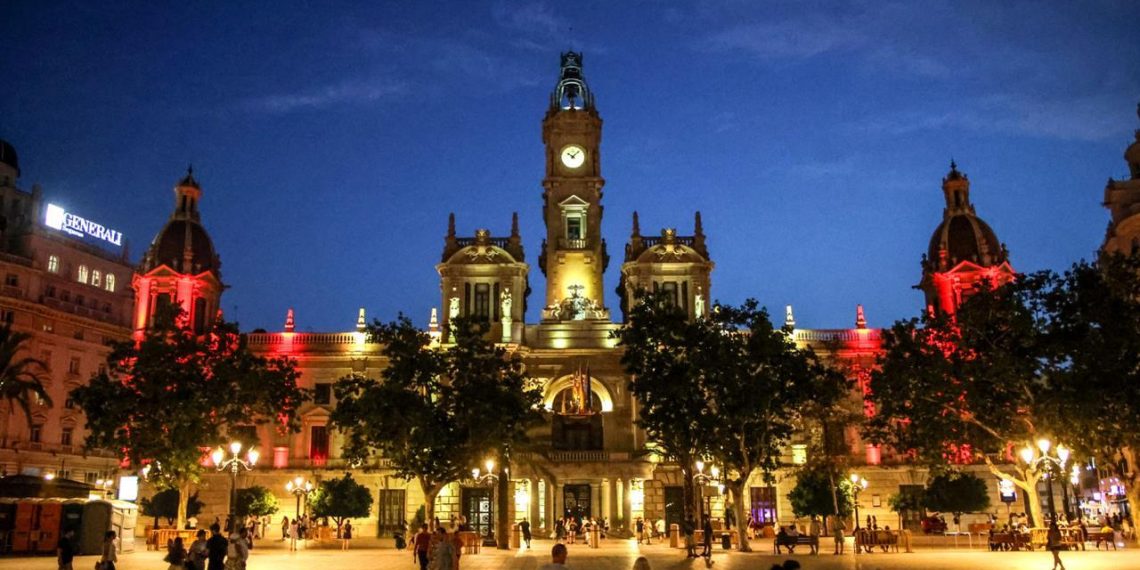 Valencia se vuelca con la Selección: pantalla gigante, edificios iluminados y un amplio dispositivo de seguridad
