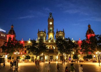 Valencia se vuelca con la Selección: pantalla gigante, edificios iluminados y un amplio dispositivo de seguridad