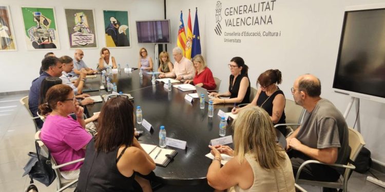 Educación recupera la Mesa de Directoras y Directores y plantea crear equipos territoriales de apoyo