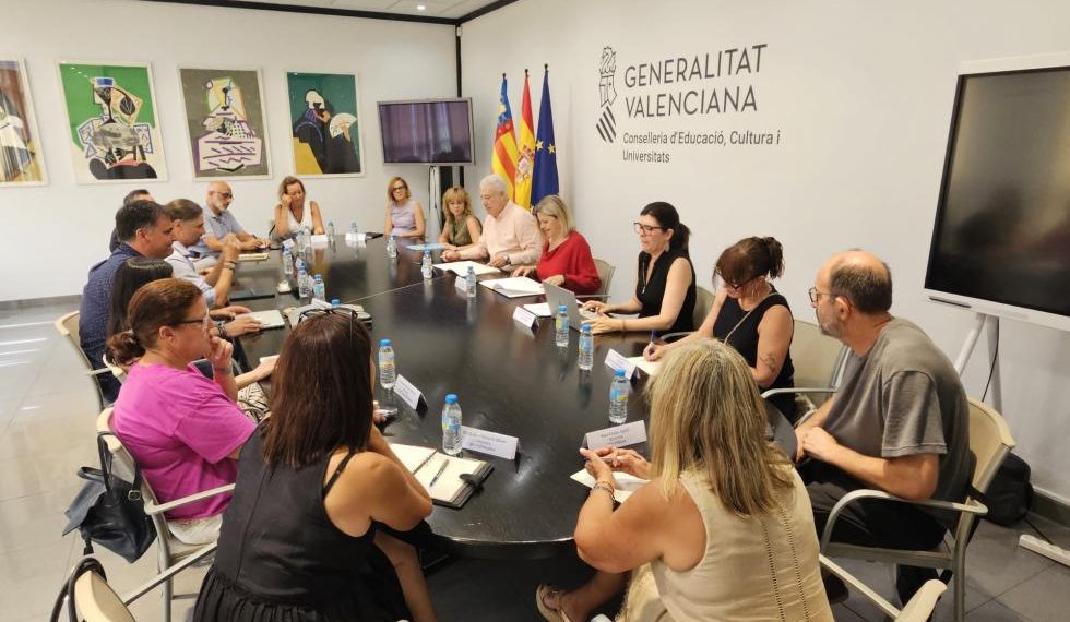 Educación recupera la Mesa de Directoras y Directores y plantea crear equipos territoriales de apoyo