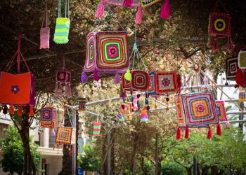La Casa de la Dona transforma una calle de Torrent con un gran cielo de farolillos tejidos a mano