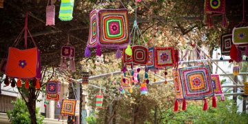 La Casa de la Dona transforma una calle de Torrent con un gran cielo de farolillos tejidos a mano