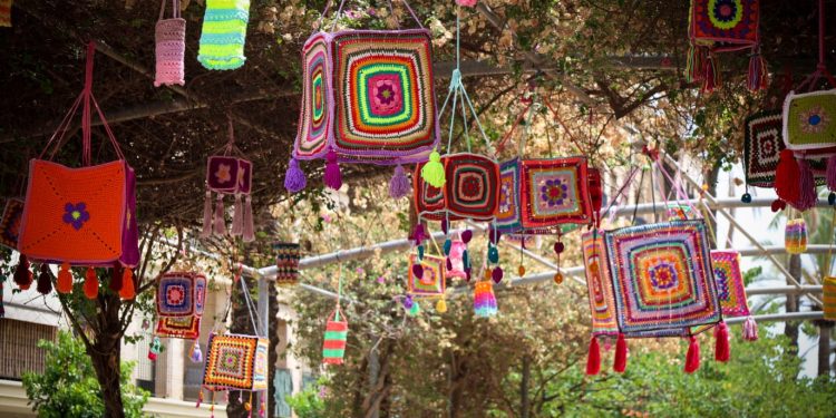 La Casa de la Dona transforma una calle de Torrent con un gran cielo de farolillos tejidos a mano