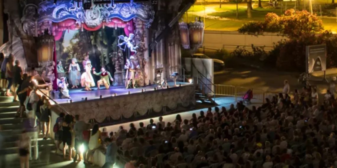 Torrent recibe una función gratuita de zarzuela de Les Arts Volant junto a la Torre