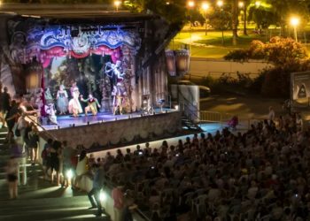 Torrent recibe una función gratuita de zarzuela de Les Arts Volant junto a la Torre