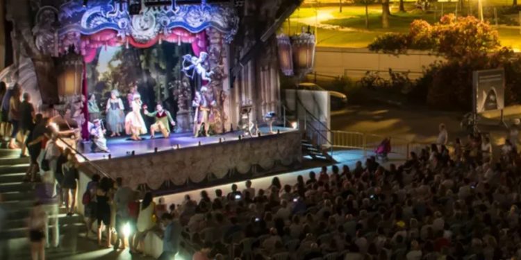 Torrent recibe una función gratuita de zarzuela de Les Arts Volant junto a la Torre
