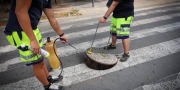 Torrent refuerza la desinsectación del alcantarillado para prevenir plagas durante el verano