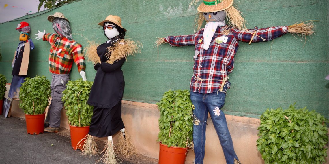 La creatividad vecinal toma Mas de Don Pedro en una nueva edición del concurso de espantapájaros