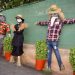 La creatividad vecinal toma Mas de Don Pedro en una nueva edición del concurso de espantapájaros