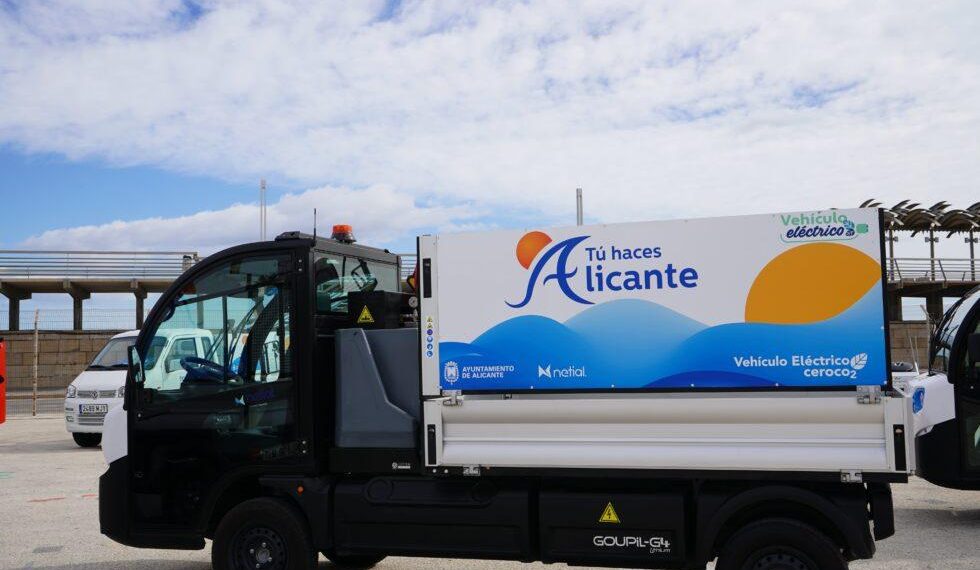 Alicante refuerza la limpieza viaria con 22 nuevos vehículos y más de un centenar de operarios