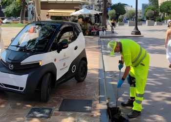 Valencia intensifica la limpieza de 76.700 imbornales ante las lluvias
