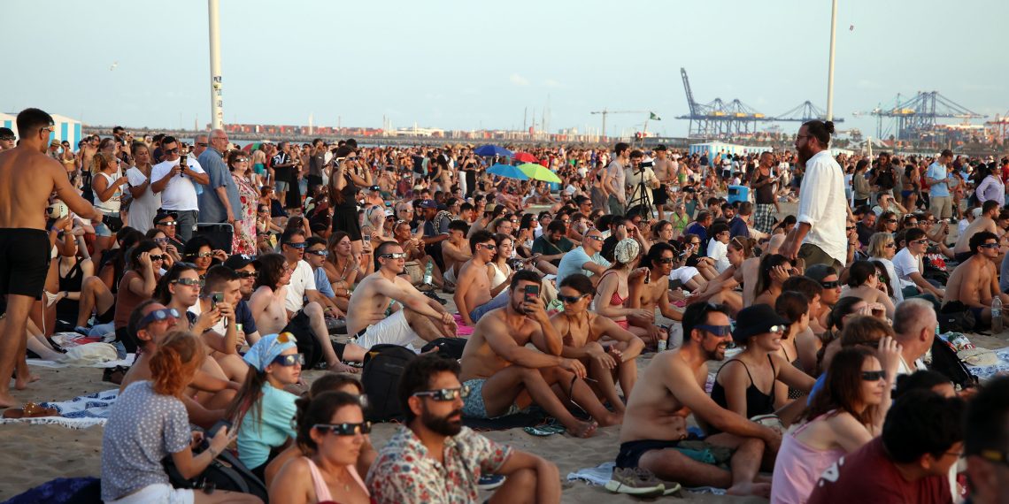 Valencia vive el eclipse con normalidad y 50.000 personas en La Malva-rosa