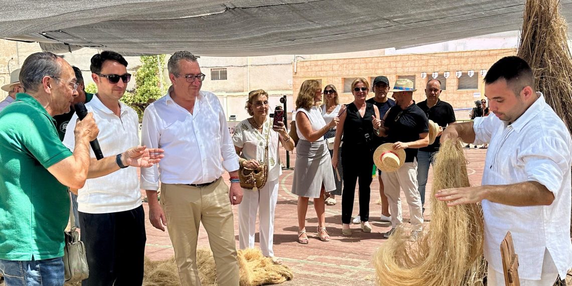 La Feria del Cáñamo de Callosa de Segura recibe la visita de Toni Pérez