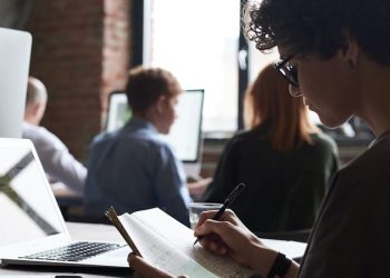 El 71% de los jóvenes en Valencia se siente contento con su empleo, aunque la vivienda es su mayor problema