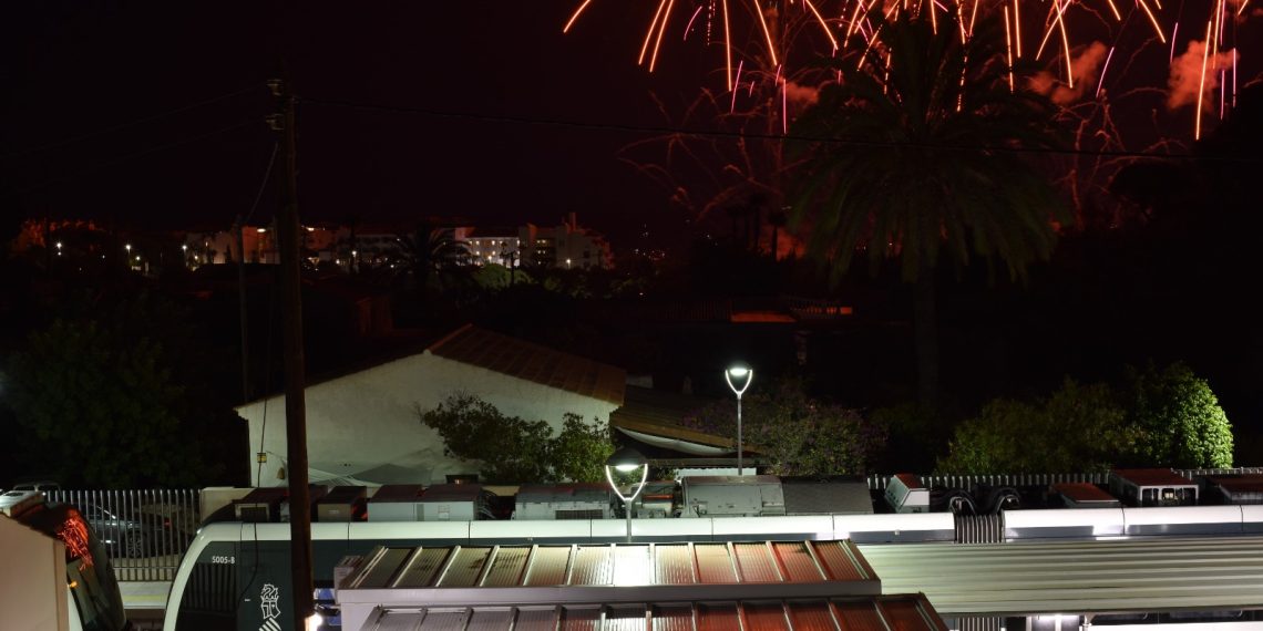 TRAM d’Alacant refuerza el servicio nocturno para asistir al Castell de l’Olla de Altea