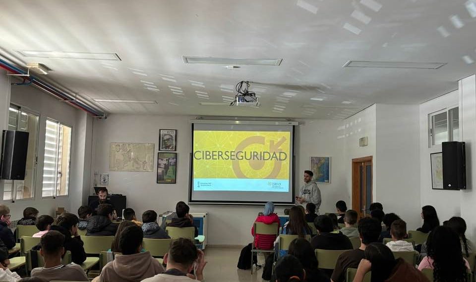 La Generalitat forma a más de 12.000 personas en ciberseguridad durante el curso 2025-2026