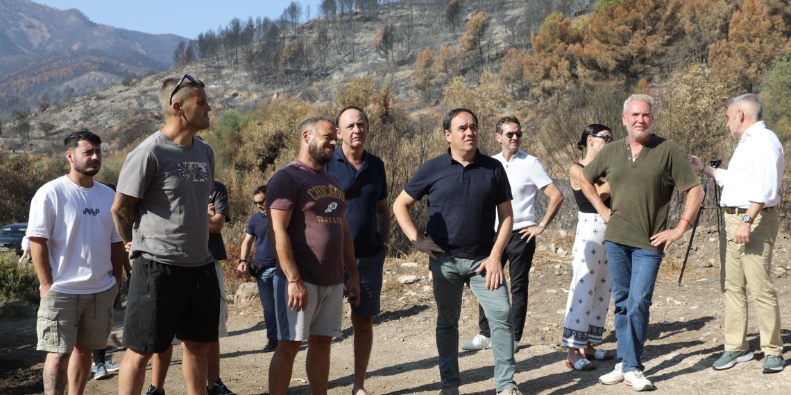 Pérez Llorca visita explotaciones ganaderas afectadas por el incendio de la Vall d’Uxó