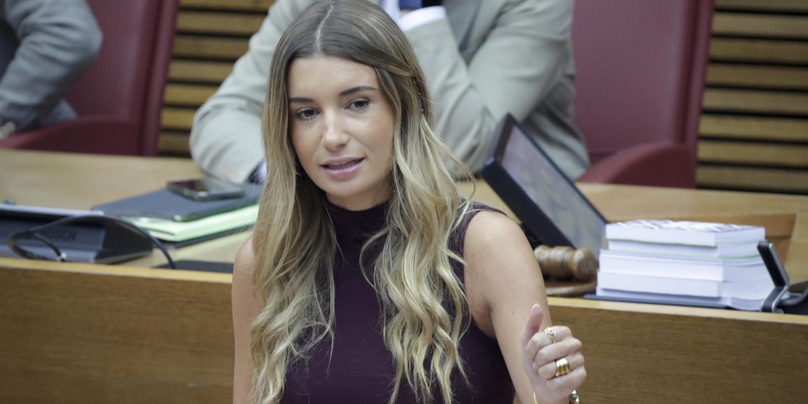 Candela Anglés recuerda que el Botànic dejó jóvenes fuera del Bono Alquiler
