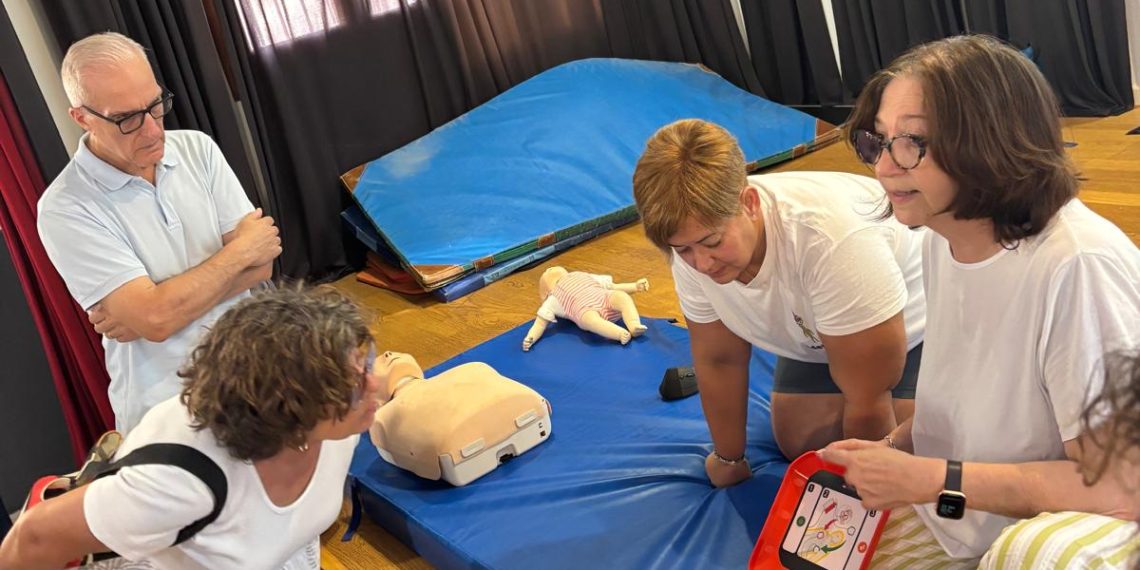 Casas Bajas forma a 30 vecinos en el uso de desfibriladores para actuar ante una parada cardiaca