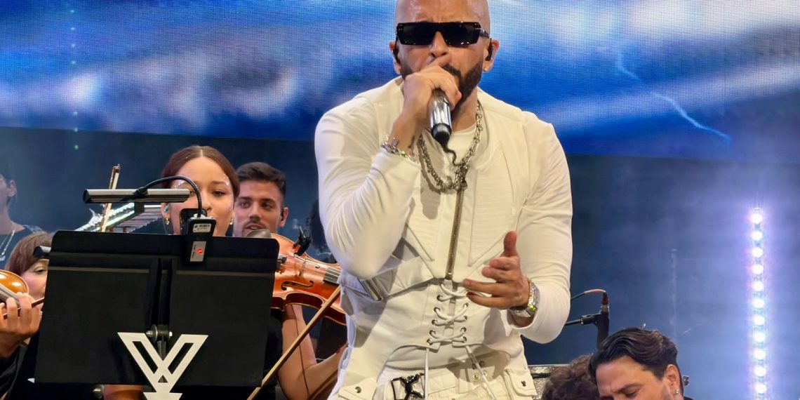 Yandel reinventa sus grandes éxitos con una orquesta sinfónica y llena el Roig Arena