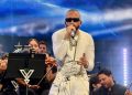 Yandel reinventa sus grandes éxitos con una orquesta sinfónica y llena el Roig Arena