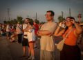 Centenares de personas contemplan el eclipse solar total desde distintos puntos de Torrent
