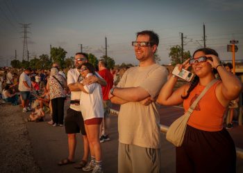 Centenares de personas contemplan el eclipse solar total desde distintos puntos de Torrent