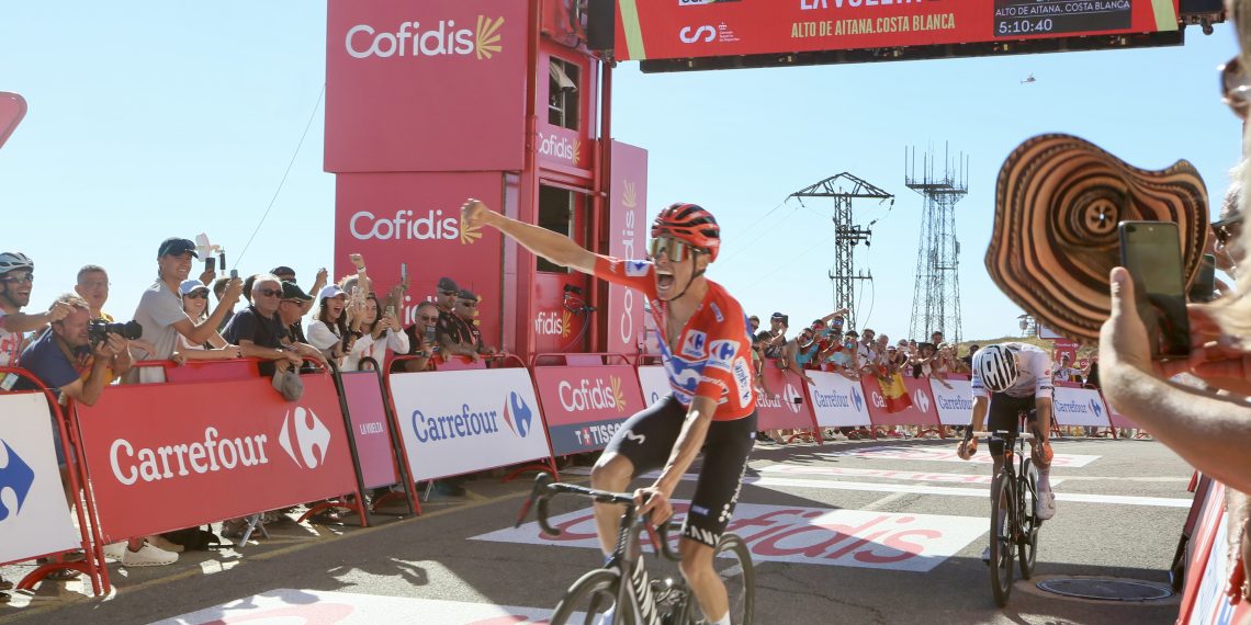 Enric Mas se impone en Aitana y refuerza su liderato en La Vuelta 2026