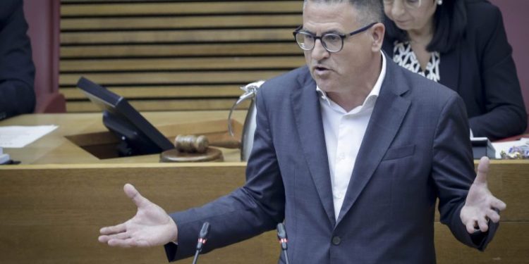 González de Zárate: “Puente se ríe de los valencianos al presentar como solución trenes viejos para unas Cercanías abandonadas”