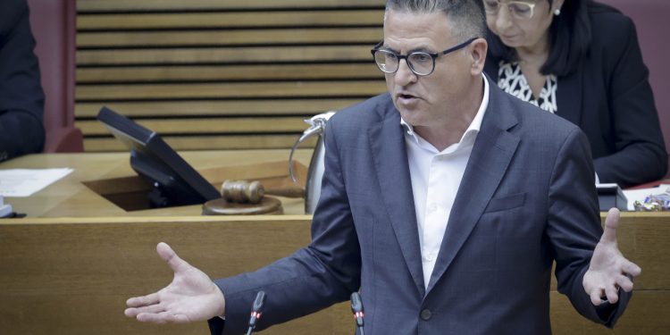 González de Zárate: «El abandono del Gobierno pone en riesgo el futuro de los aeropuertos valencianos»
