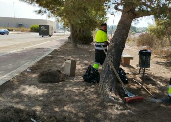 Torrent refuerza la limpieza de sus polígonos industriales durante agosto