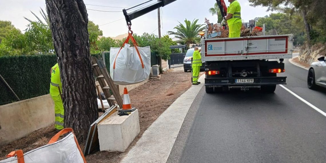 La Diputación de Alicante intensifica la limpieza de carreteras para prevenir incendios forestales