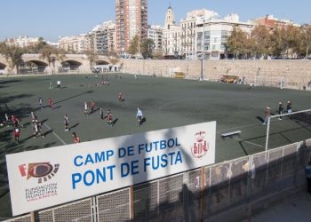 El Ayuntamiento de Valencia prepara la renovación de la iluminación del campo de fútbol Pont de Fusta