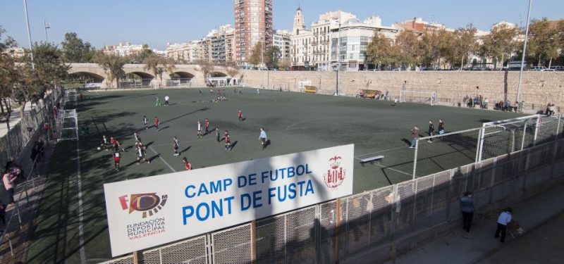 El Ayuntamiento de Valencia prepara la renovación de la iluminación del campo de fútbol Pont de Fusta