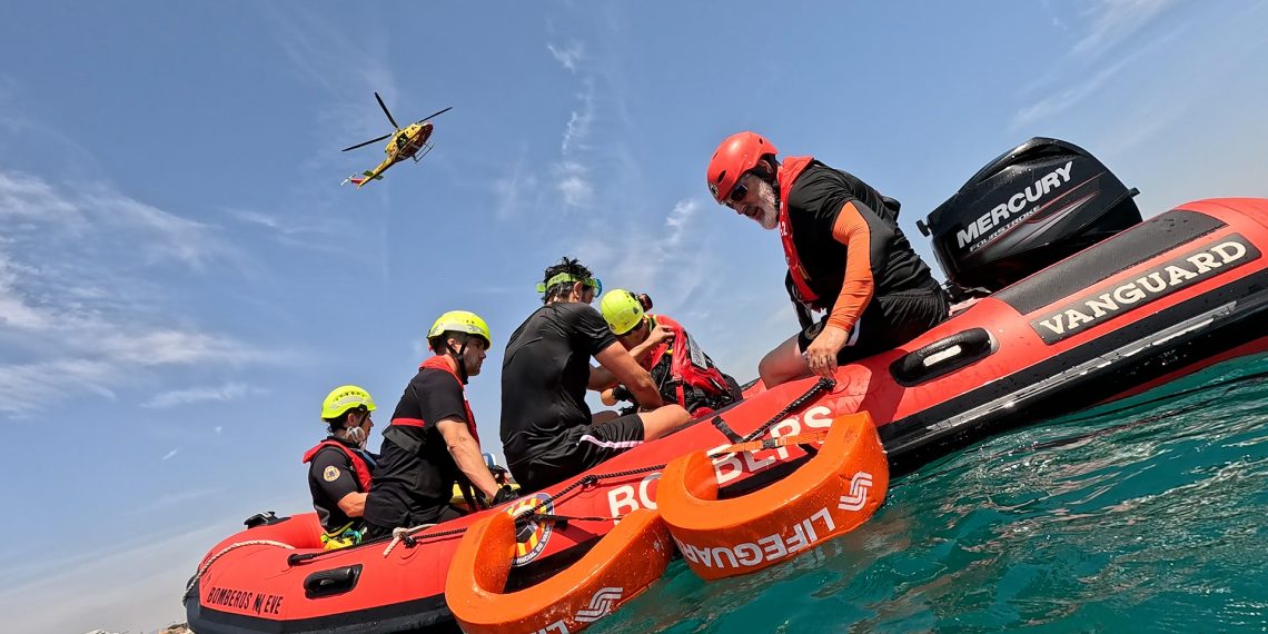 El Consorcio Provincial de Bomberos de Valencia refuerza la coordinación aire-mar con un ejercicio pionero de rescate acuático