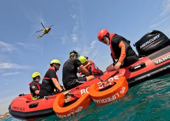 El Consorcio Provincial de Bomberos de Valencia refuerza la coordinación aire-mar con un ejercicio pionero de rescate acuático
