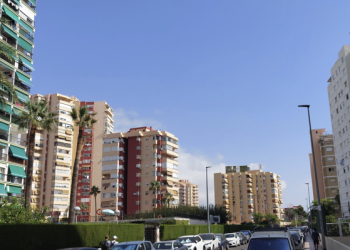 Las fiestas de los complejos consolidan una tradición vecinal en la playa de La Pobla de Farnals