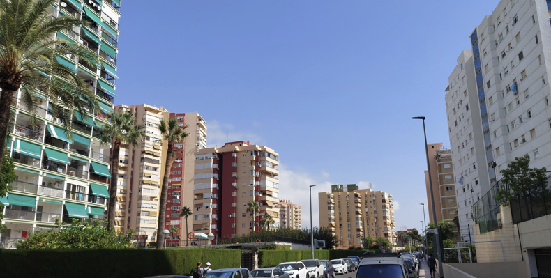 Las fiestas de los complejos consolidan una tradición vecinal en la playa de La Pobla de Farnals