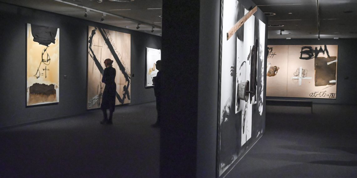 Fundación Bancaja reúne la última década creativa de Antoni Tàpies