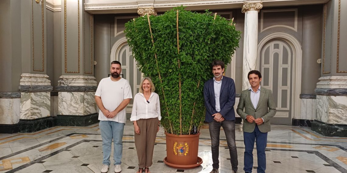 El Salón de Cristal del Ayuntamiento de Valencia luce una alfàbega monumental