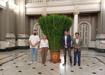 El Salón de Cristal del Ayuntamiento de Valencia luce una alfàbega monumental