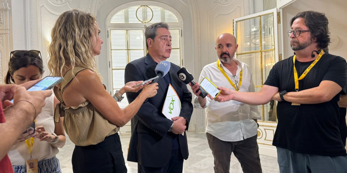 José María Llanos (VOX) sobre al reparto de MENAS: «Vamos a pedir al Gobierno de Pérez Llorca que cumpla con los compromisos de su pacto de investidura»