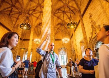 La Generalitat y Valencia refuerzan la lucha contra el intrusismo entre los guías oficiales de turismo