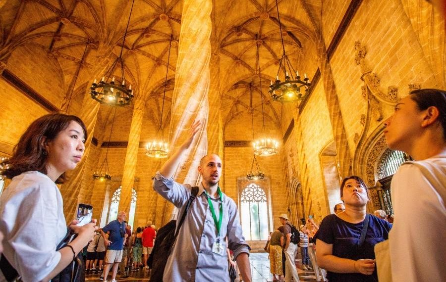 La Generalitat y Valencia refuerzan la lucha contra el intrusismo entre los guías oficiales de turismo