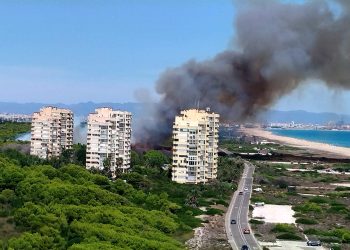 El CECOPAL ordena la evacuación de El Saler y los cámpings por la evolución del incendio forestal