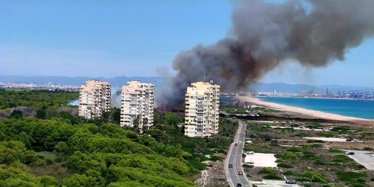 El CECOPAL ordena la evacuación de El Saler y los cámpings por la evolución del incendio forestal