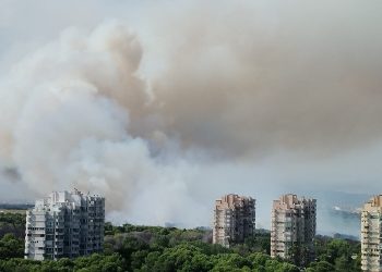 Los vecinos desalojados de El Saler regresan a sus casas tras estabilizarse el incendio